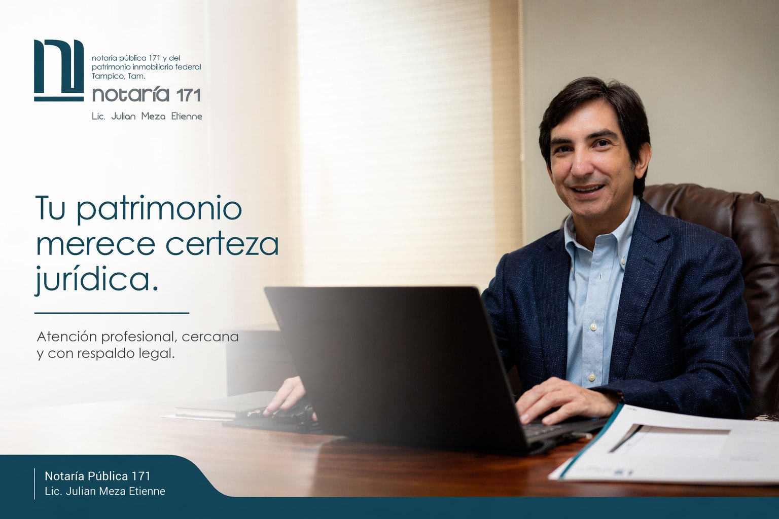 Lic. Julian Meza Etienne, titular de la Notaría 171, trabajando en su despacho